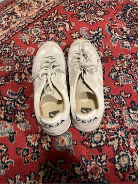 Veja Cream and White Low-Top Sneakers
